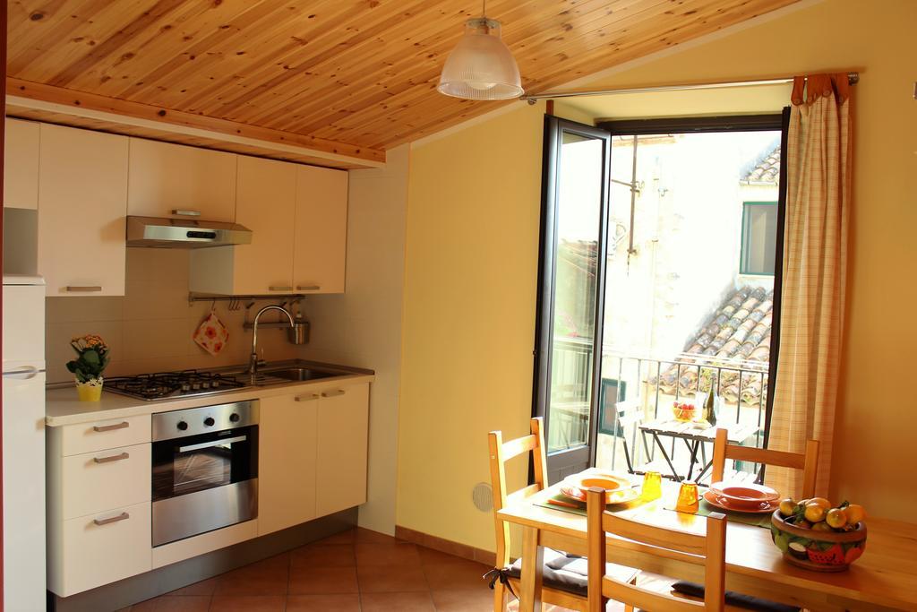 Gaia Holidays Apartments Чефалу Экстерьер фото