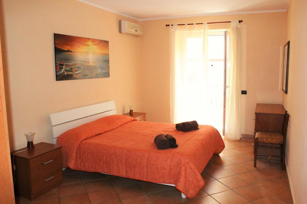 Gaia Holidays Apartments Чефалу Экстерьер фото